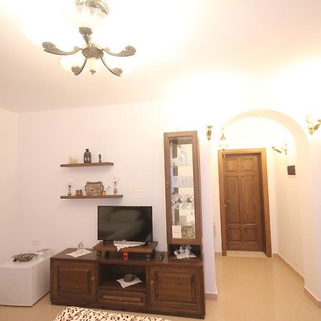 Apartment Altin In Old Town Berat Bagian luar foto