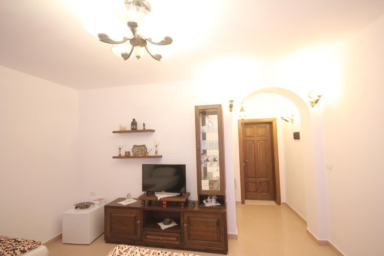 Apartment Altin In Old Town Berat Bagian luar foto