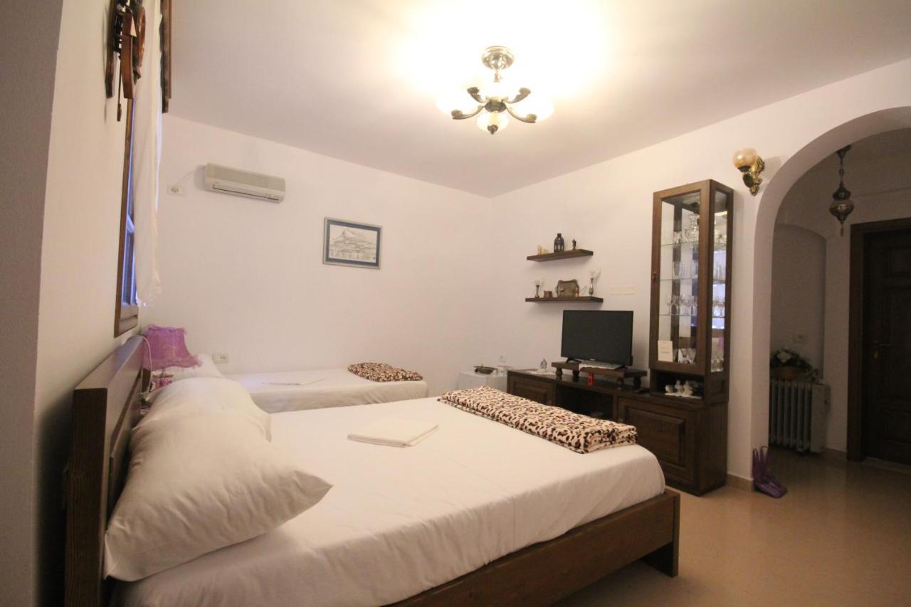 Apartment Altin In Old Town Berat Bagian luar foto