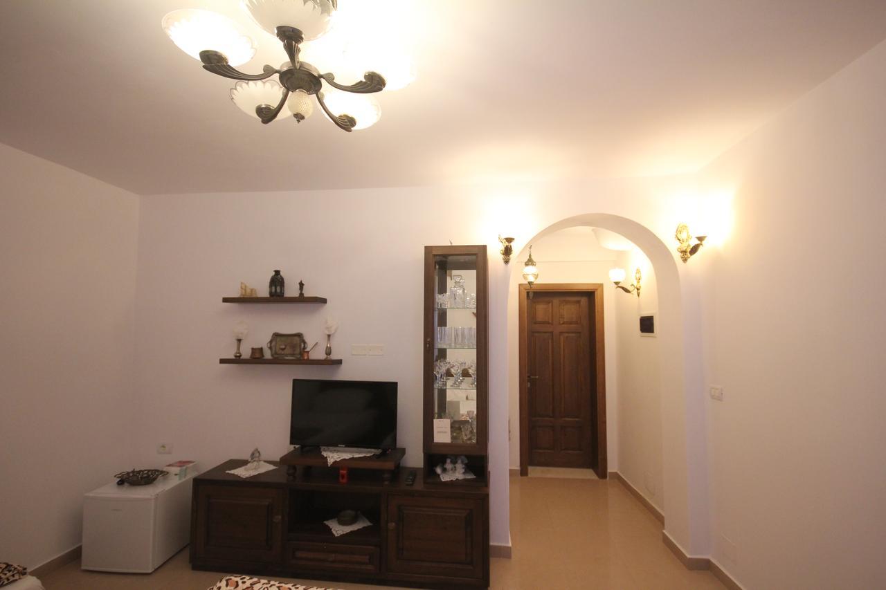 Apartment Altin In Old Town Berat Bagian luar foto