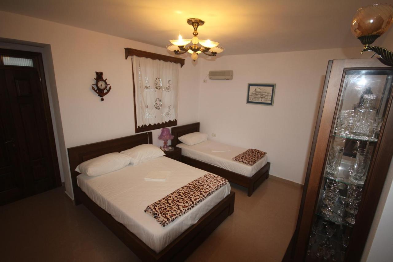 Apartment Altin In Old Town Berat Bagian luar foto